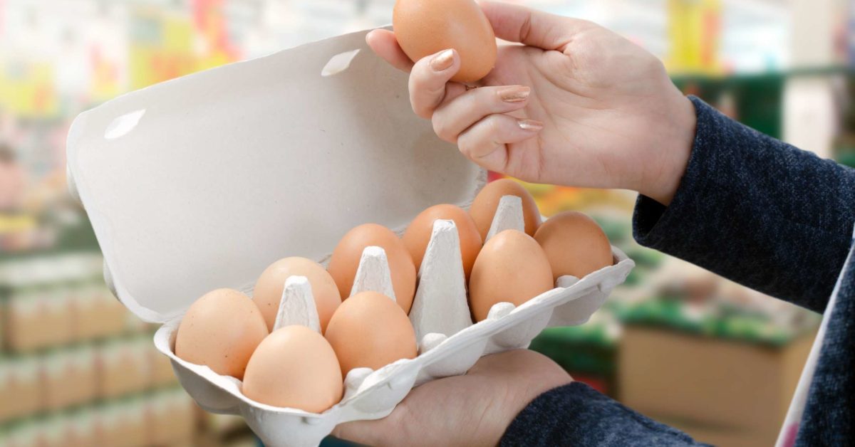 How to tell if eggs are good and the health risks of ...